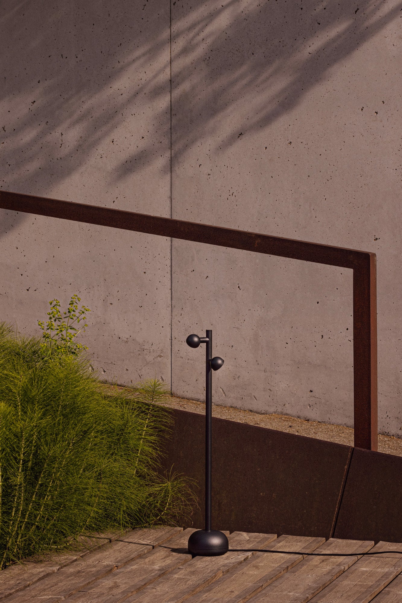 Lámpara exterior BROT 900 negra con cable, faro de aluminio y cristal en diseño minimalista, iluminando jardín o terraza con iluminación exterior moderna.