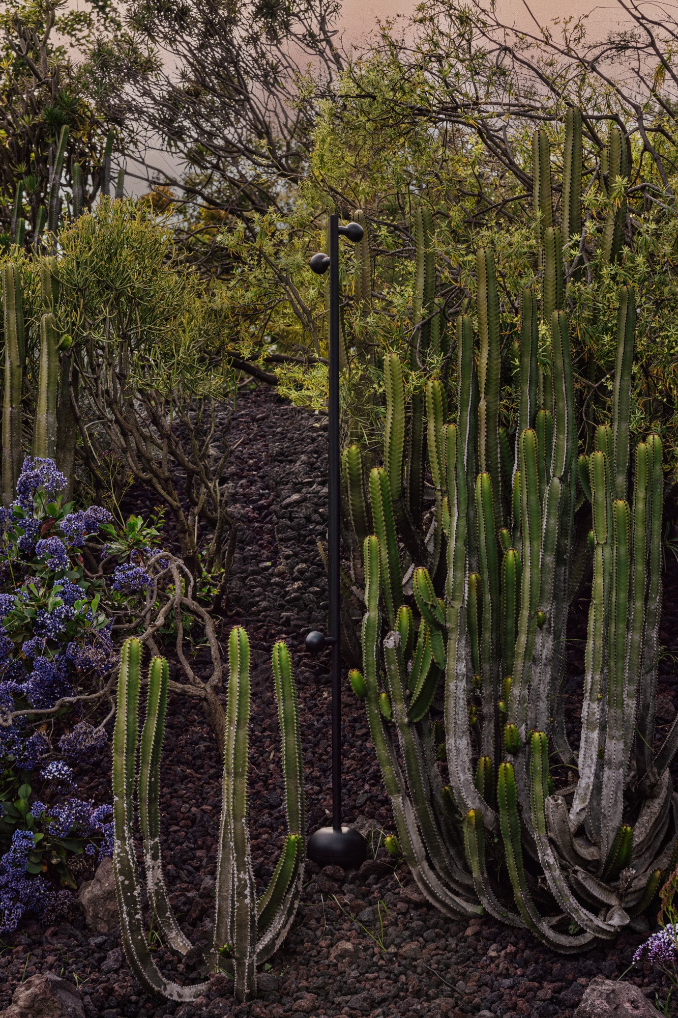 Lámpara exterior BROT 1800 negra con cable faro LED en jardín, diseño minimalista aluminio iluminación cálida