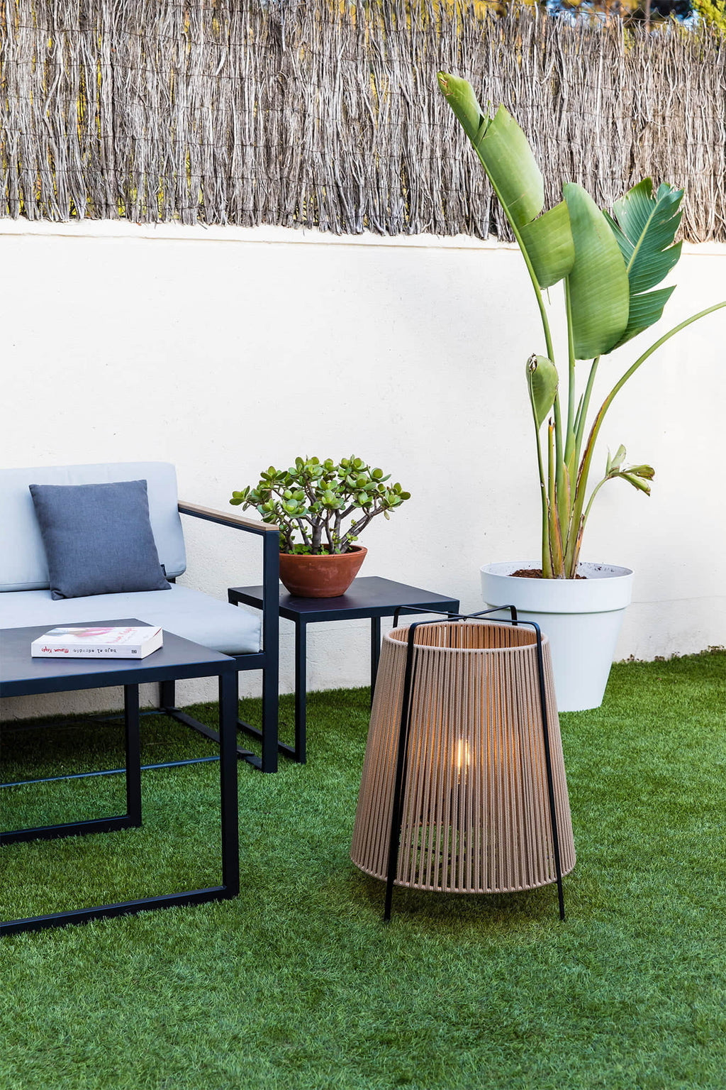 Lámpara de pie AKANE beige exterior FARO 71263 en ambiente de jardín y terraza, diseño oriental con iluminación LED E27, luminaria superficie IP44