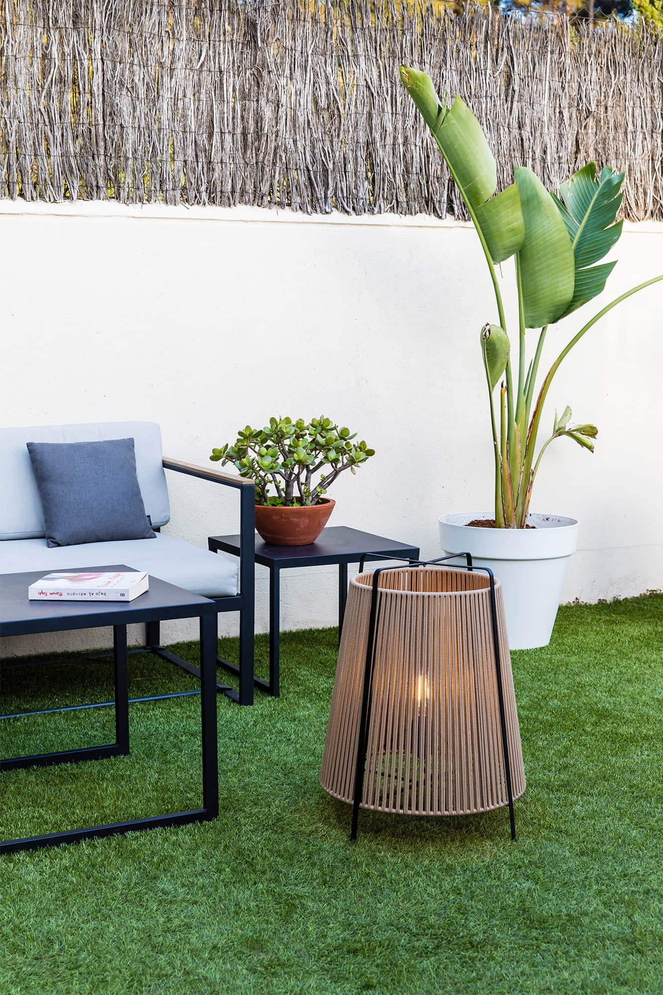 Lámpara de pie AKANE beige exterior FARO 71263 en ambiente de jardín y terraza, diseño oriental con iluminación LED E27, luminaria superficie IP44