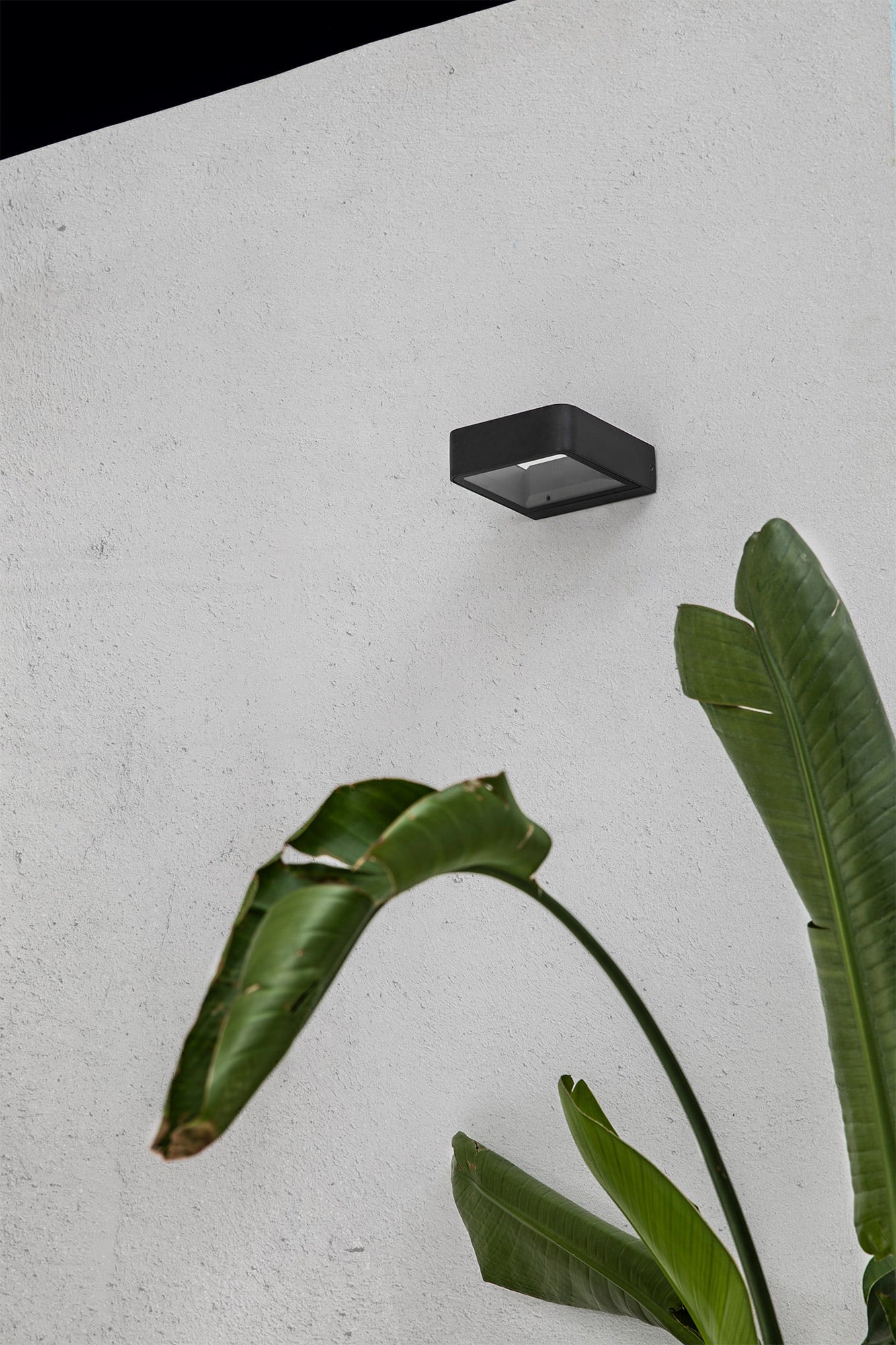 Aplique de pared AXEL gris oscuro FARO 71273 en ambiente exterior, luminaria decorativa de superficie en aluminio y cristal con iluminación LED IP65