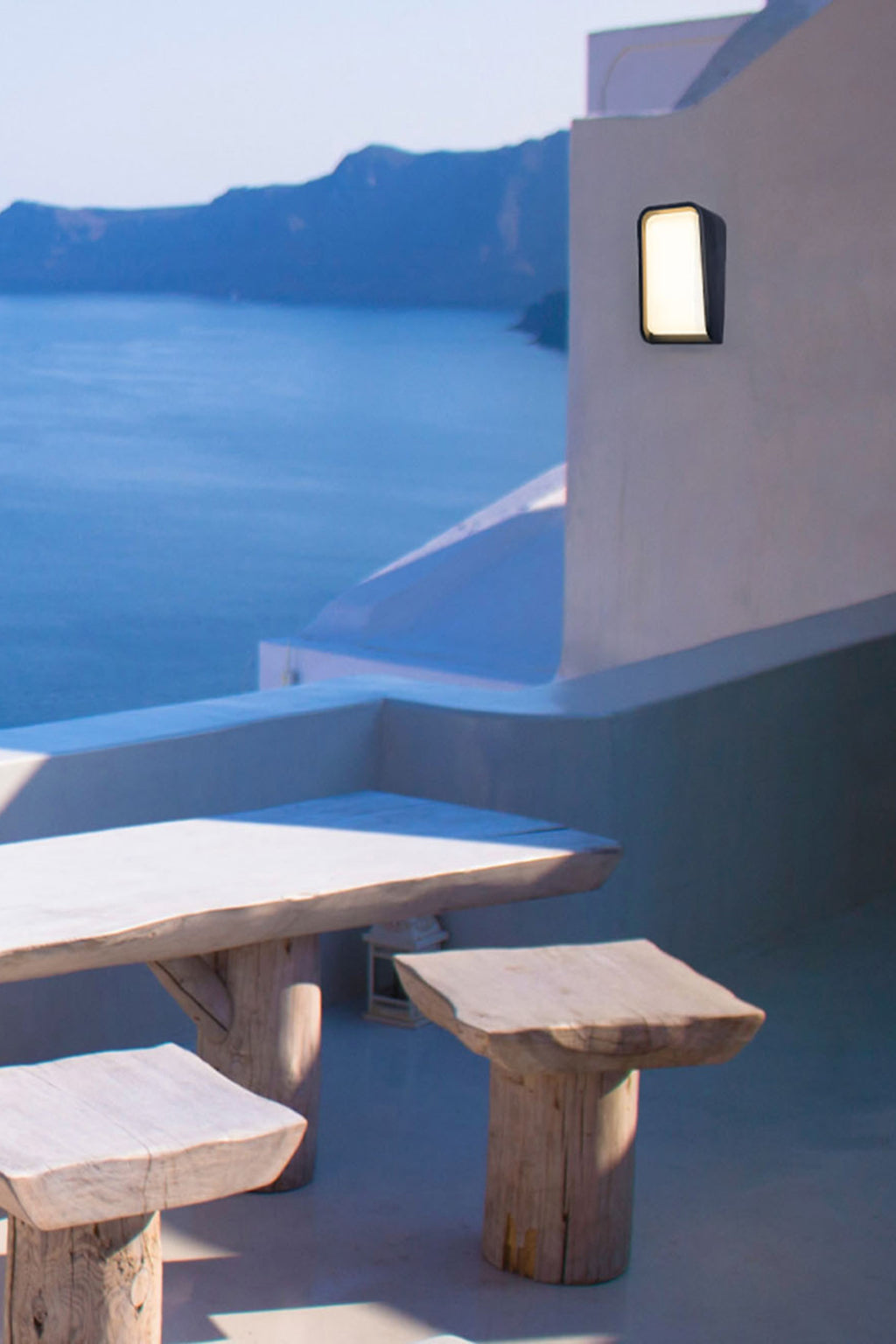 Luminaria MASK aplique pared gris oscuro en entorno exterior, modelo FARO 71279 LED IP65 de aluminio y cristal para iluminación de pared