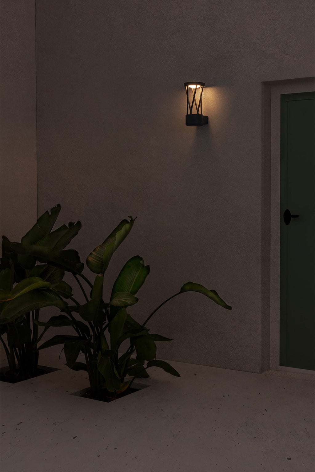 Aplique de pared TWIST gris oscuro FARO modelo 71285 en imagen ambiente: iluminación LED exterior IP65 de aluminio instalada en terraza o jardín