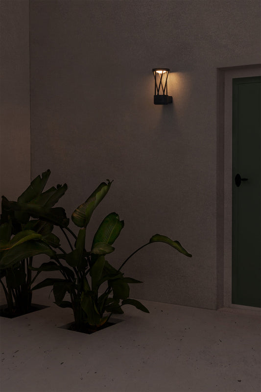 Aplique de pared TWIST gris oscuro FARO modelo 71285 en imagen ambiente: iluminación LED exterior IP65 de aluminio instalada en terraza o jardín