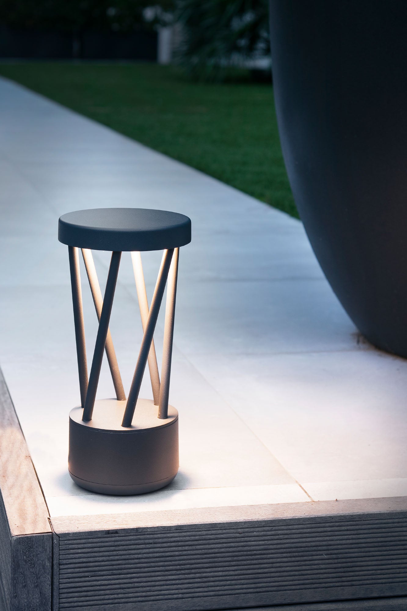 Lámpara sobremuro TWIST 300 gris oscuro Faro 71286 en ambiente exterior de jardín y terraza, luminaria de aluminio para iluminación de superficie