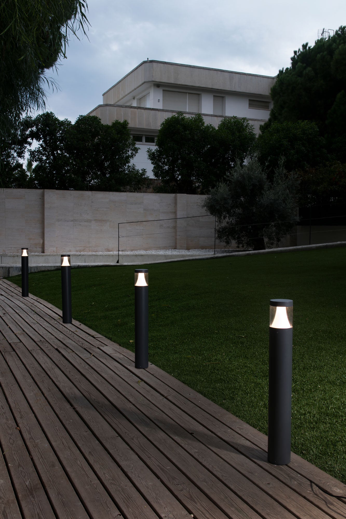 Baliza LED PLIM 1 gris oscuro faro exterior 71299 en ambiente jardín, luminaria superficie aluminio iluminando zonas de paso
