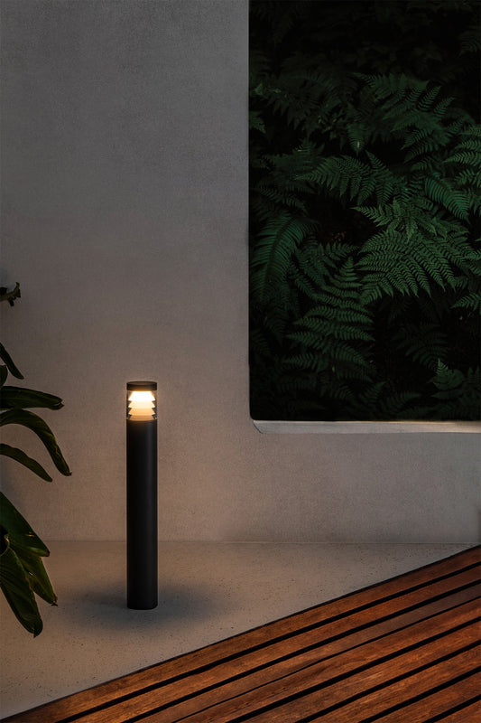 Baliza LED Exterior PLIM 3 Gris Oscuro FARO 71301 instalada en jardín, luminaria superficie aluminio IP65 iluminación LED