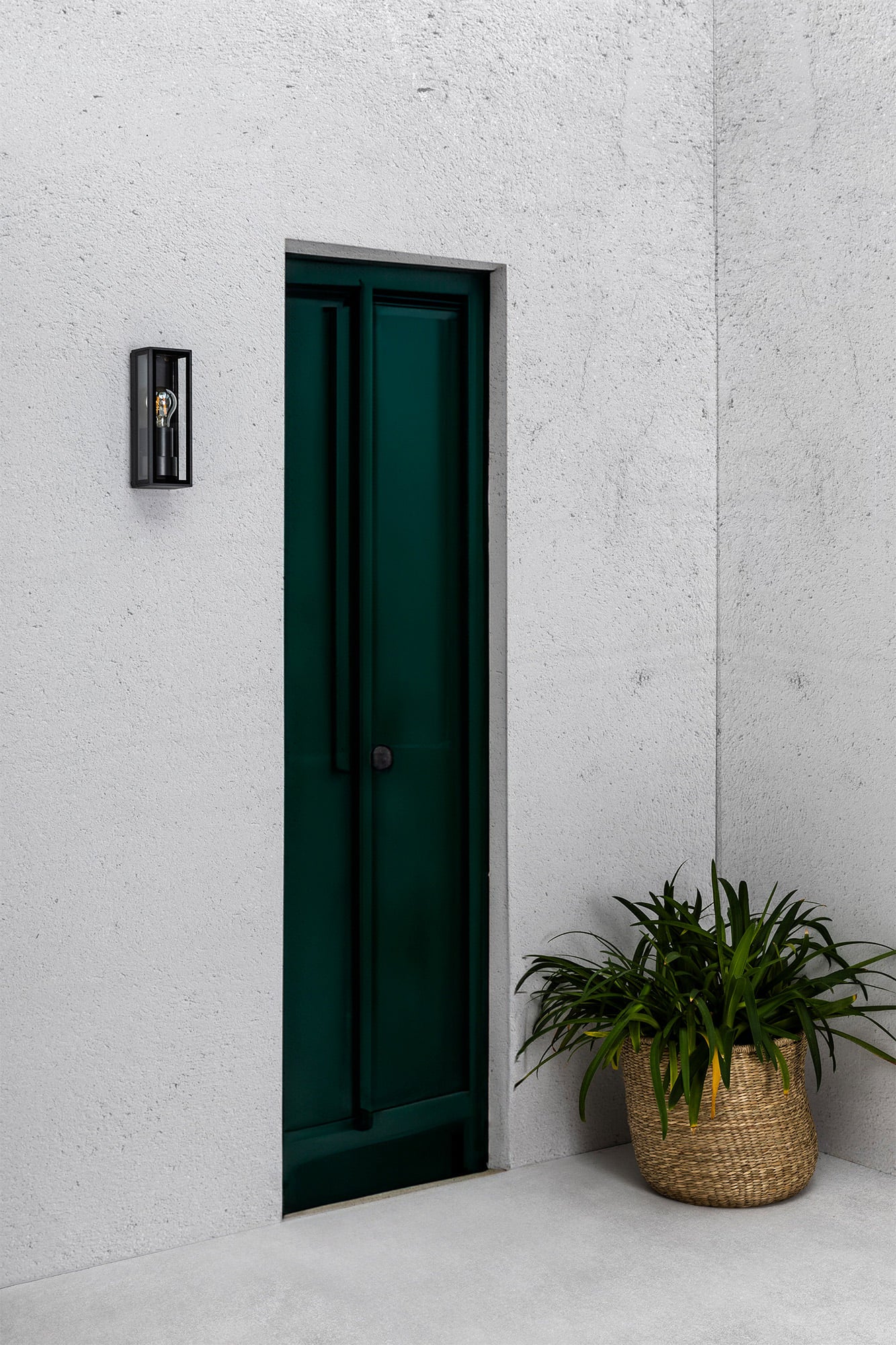 Luminaria de pared exterior TAMASHI aplique gris oscuro modelo FARO 71303 en ambiente de terraza, faro de aluminio y cristal IP65 para jardín y exteriores