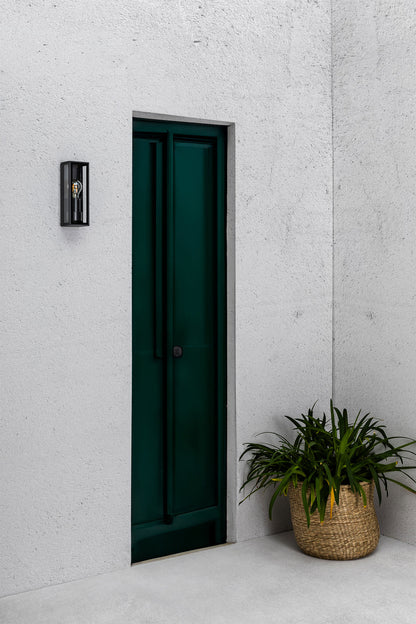 Luminaria de pared exterior TAMASHI aplique gris oscuro modelo FARO 71303 en ambiente de terraza, faro de aluminio y cristal IP65 para jardín y exteriores