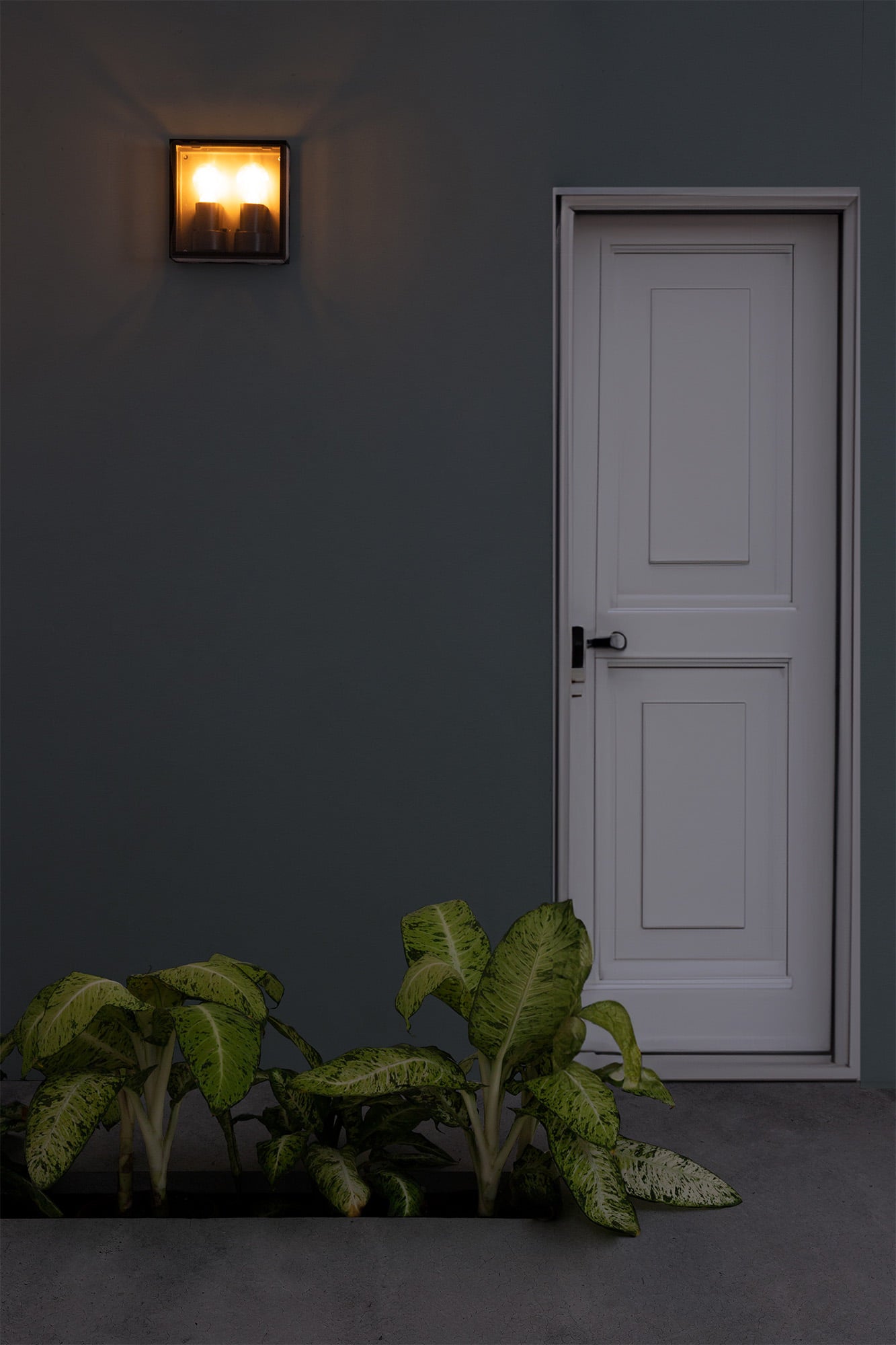 Aplique de pared POMO gris oscuro FARO 71306 en ambiente exterior de jardín y terraza, luminaria de aluminio y cristal IP65 impermeable