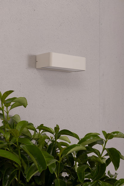 Aplique de pared LED TAKUA blanco mate FARO 71308 en ambiente exterior de jardín o patio, iluminación LED de aluminio y cristal para exteriores