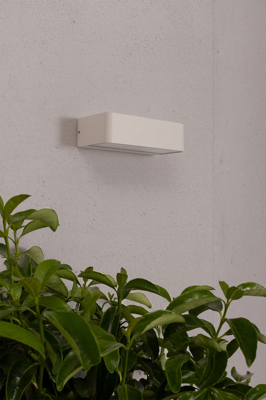 Aplique de pared LED TAKUA blanco mate FARO 71308 en ambiente exterior de jardín o patio, iluminación LED de aluminio y cristal para exteriores