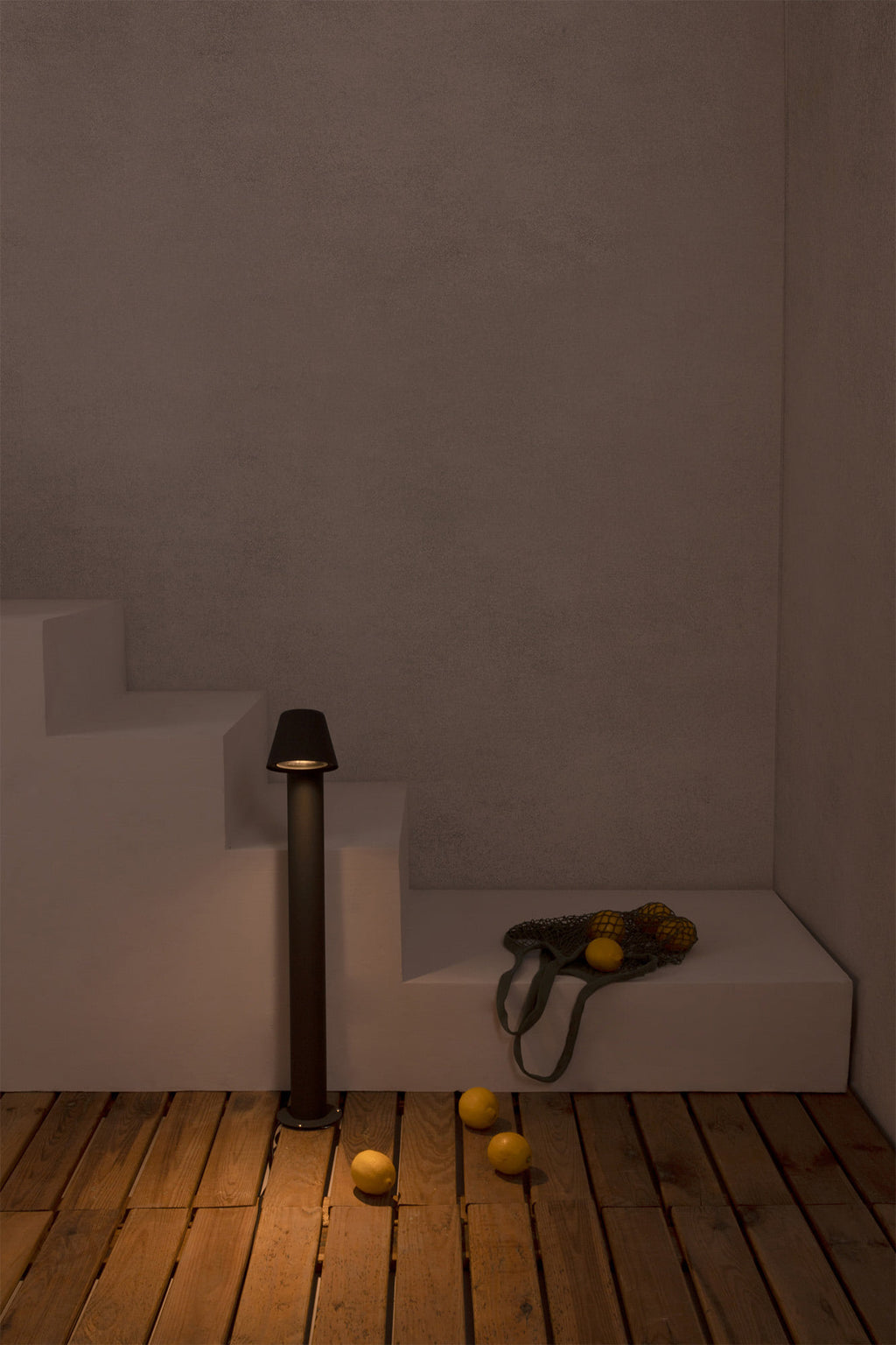 Baliza exterior GINA gris oscuro en jardín, luminaria superficie FARO modelo 71352 de aluminio y cristal, iluminación exterior IP44