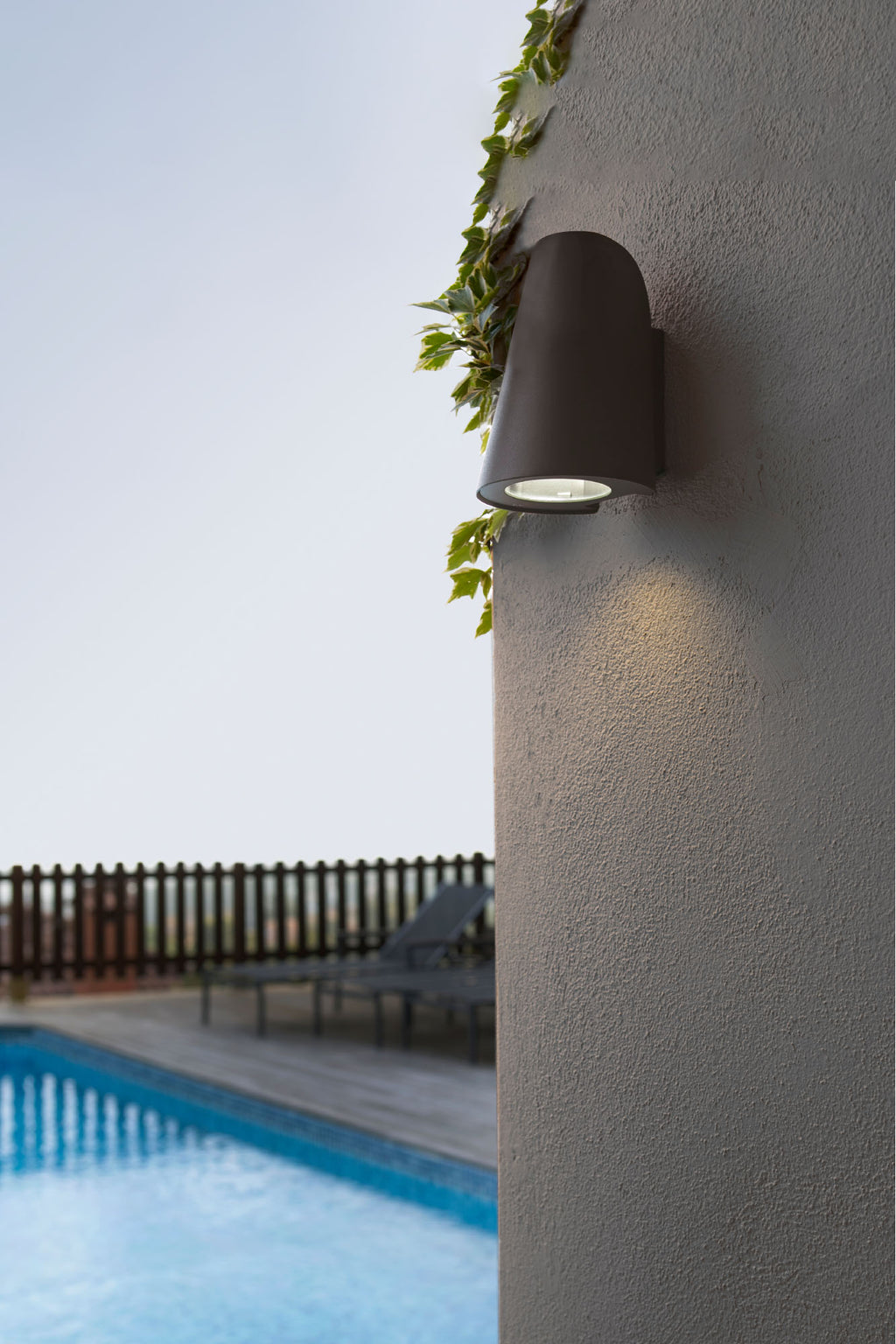Aplique de pared TINIA gris oscuro FARO 71353 en jardín exterior, luminaria superficie IP44 aluminio policarbonato para terraza e iluminación decorativa