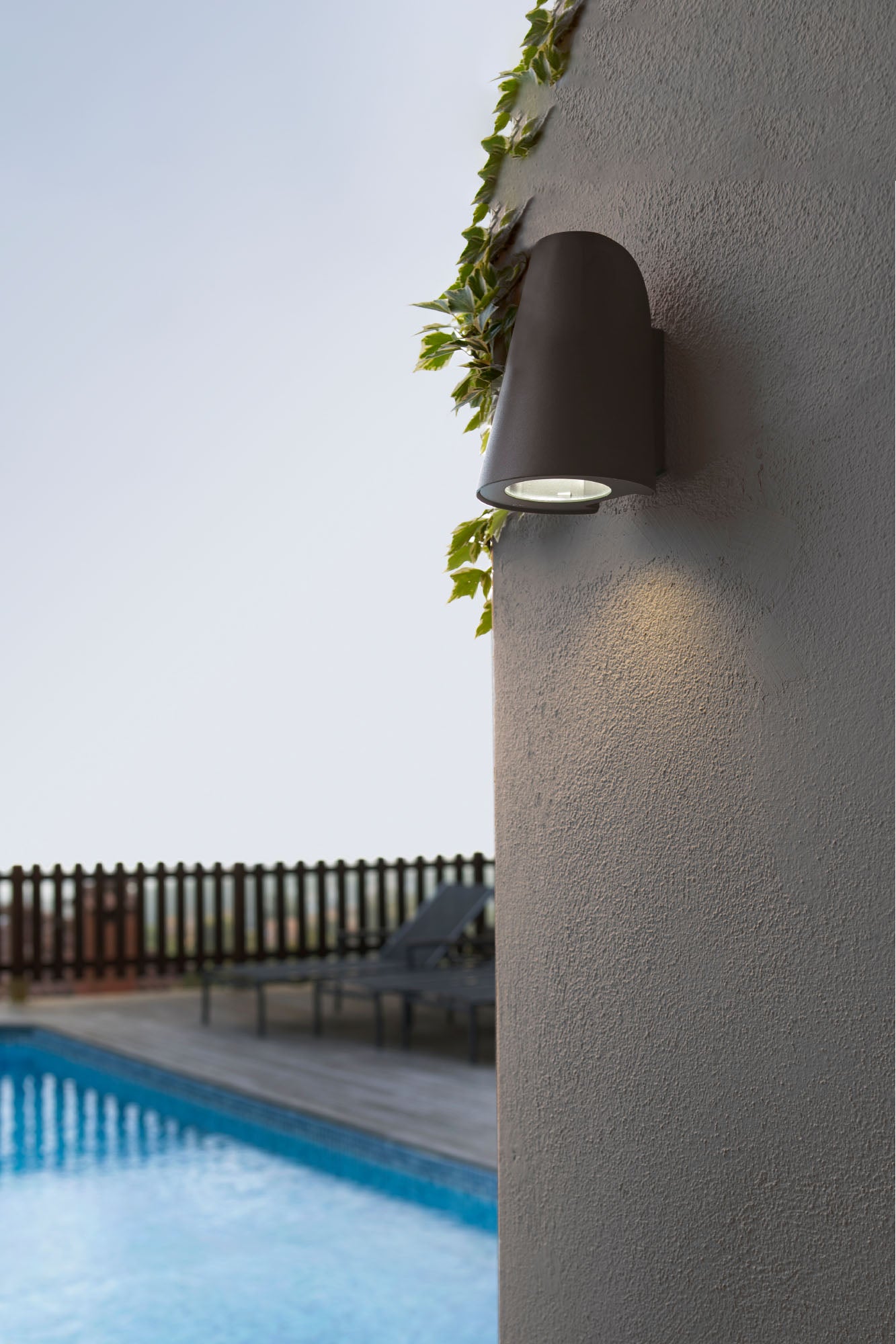 Aplique de pared TINIA gris oscuro FARO 71353 en jardín exterior, luminaria superficie IP44 aluminio policarbonato para terraza e iluminación decorativa