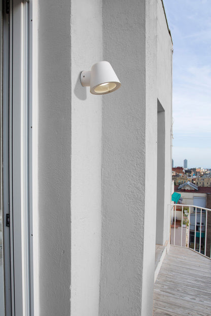 Aplique de pared GINA blanco FARO modelo 71366 en ambiente exterior de jardín, luminaria superficie de aluminio y cristal para iluminación exterior