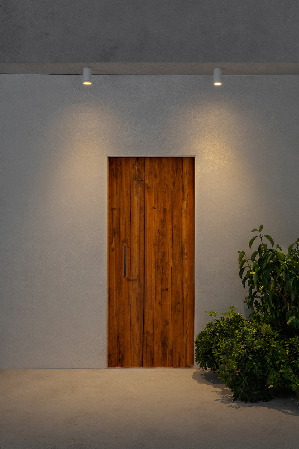 Plafon OLOT blanco exterior FARO modelo 71372 en ambiente de terraza, luminaria superficie de aluminio con cristal transparente IP44 para iluminación exterior