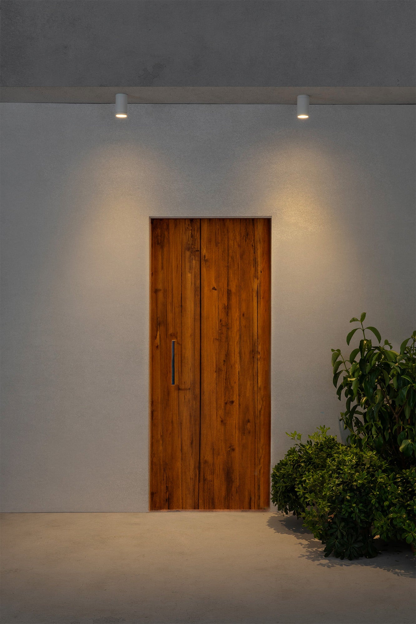 Plafon OLOT blanco exterior FARO modelo 71372 en ambiente de terraza, luminaria superficie de aluminio con cristal transparente IP44 para iluminación exterior