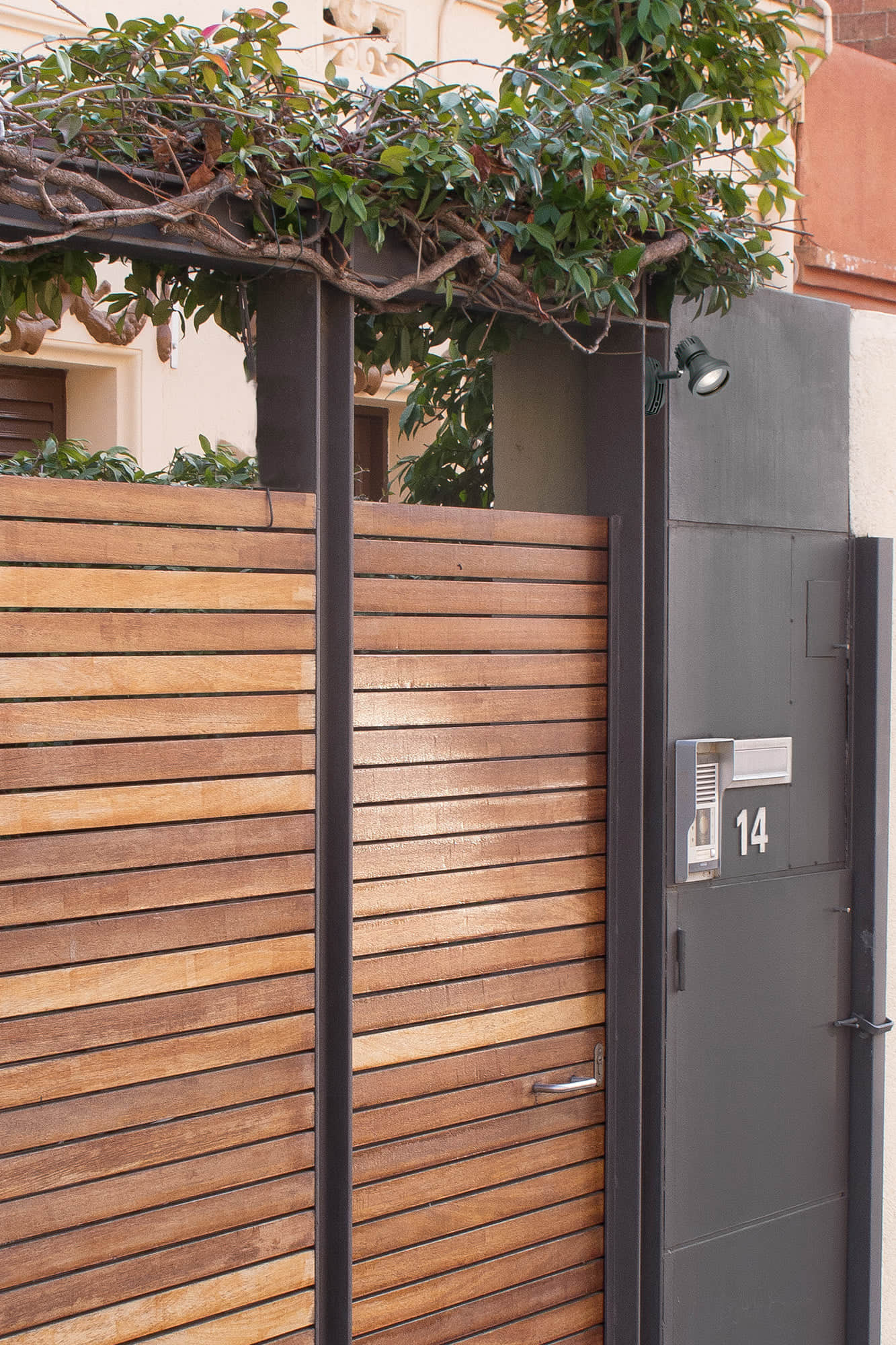 Lámpara proyector aplique Project 73 gris oscuro FARO serie 1228 en ambiente exterior de jardín, iluminación pared con aluminio y cristal transparente IP65