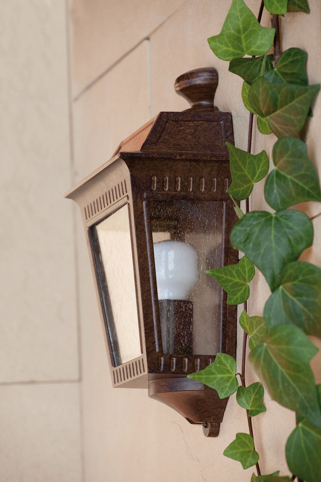 Lámpara de pared Argot marrón óxido FARO 71424 en ambiente exterior, aplique de acero y cristal para iluminación de jardín, colección 1368, luminaria superficie instalada en pared de jardín nocturno.