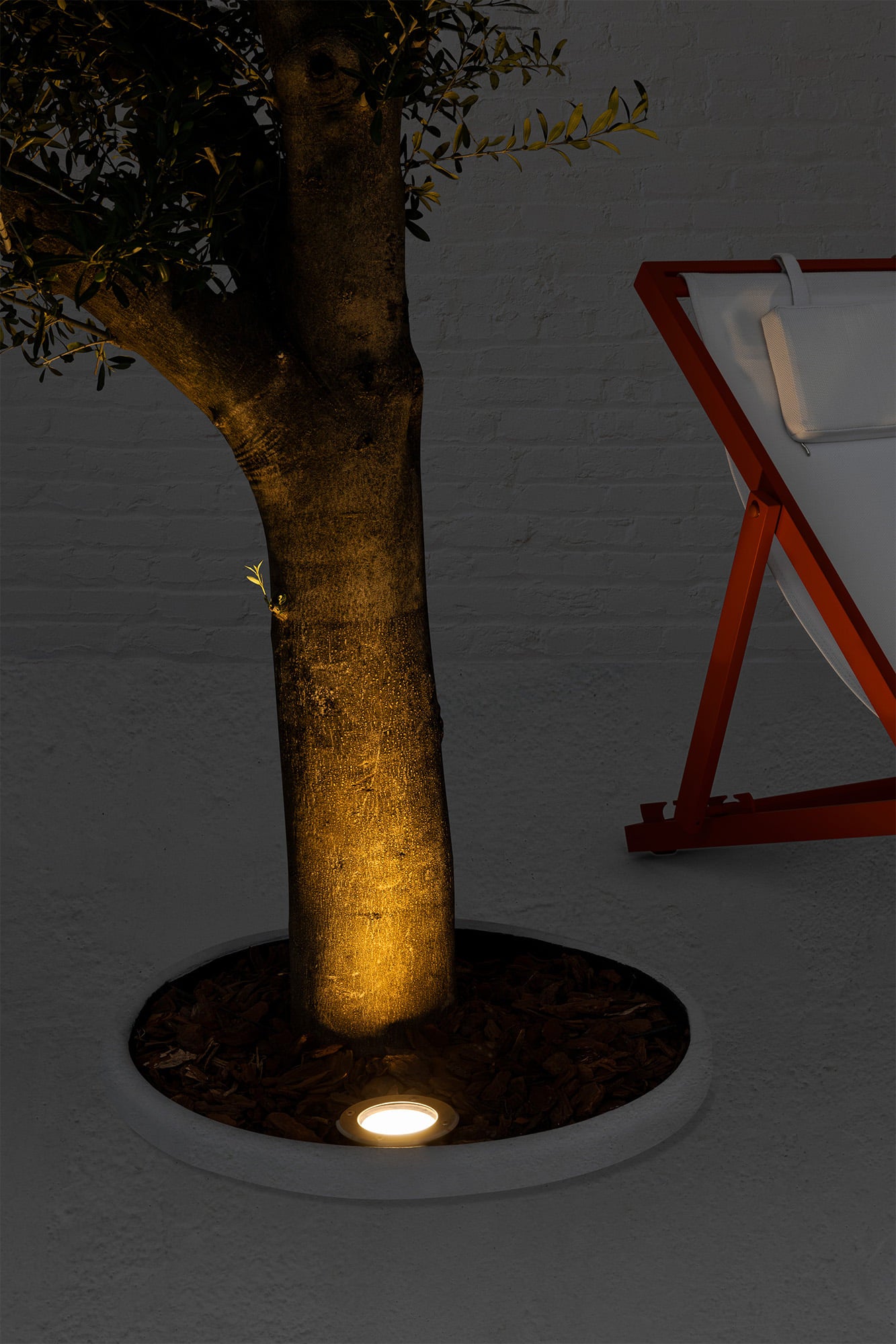 Luz empotrable LIO níquel mate FARO 71495 instalada en jardín exterior, iluminación LED suelo IP67 IK08 acero inoxidable cristal serie 208