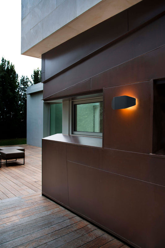 Lámpara de pared FUTURE gris oscuro FARO 71517 en ambiente exterior, iluminación para terraza y jardín de policarbonato resistente, luminaria de superficie moderna