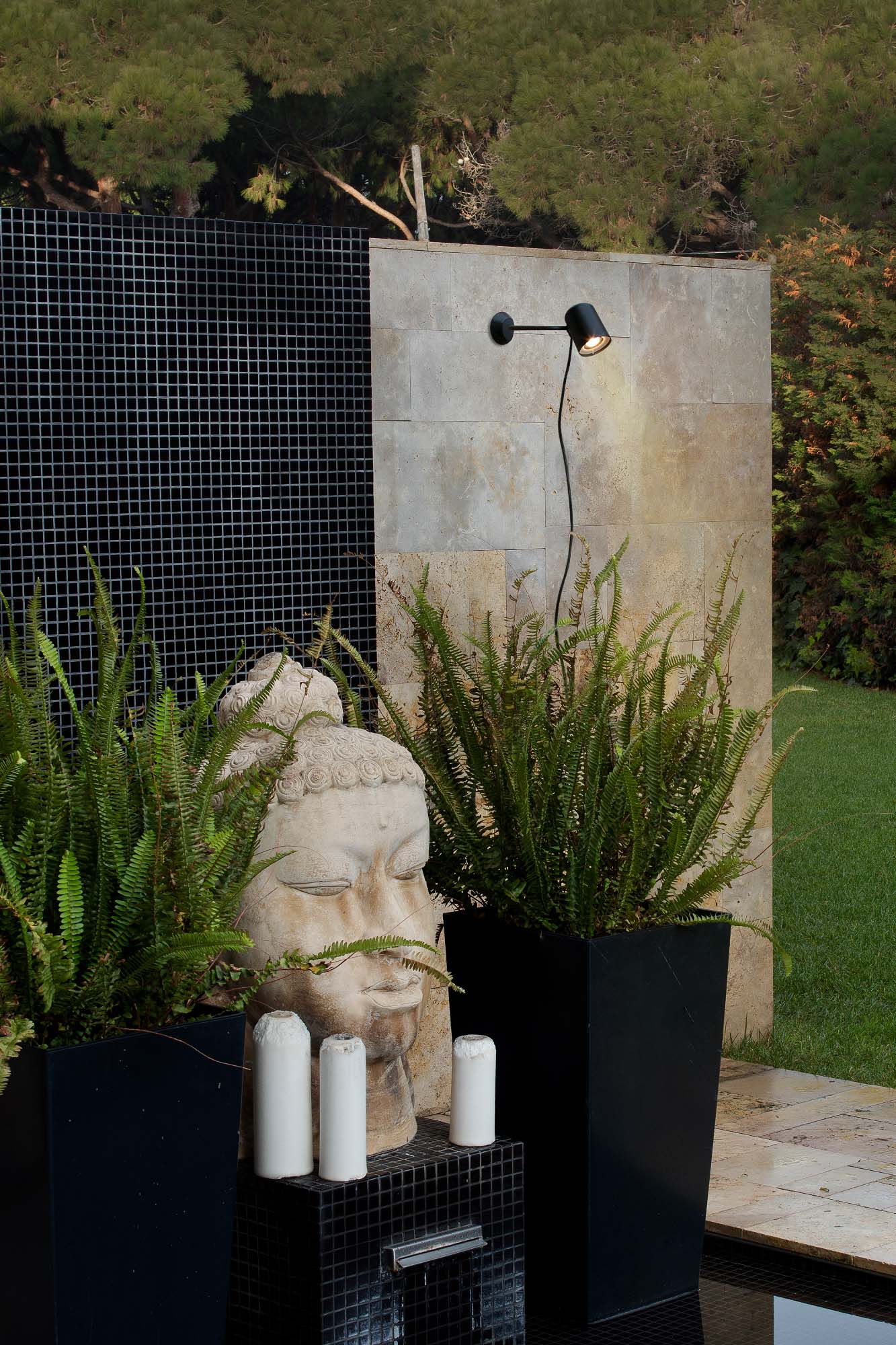 Luminaria exterior FLOW con estaca negra FARO serie 7155 en jardín, iluminación LED GU10 IP65 negro mate Alegre Design