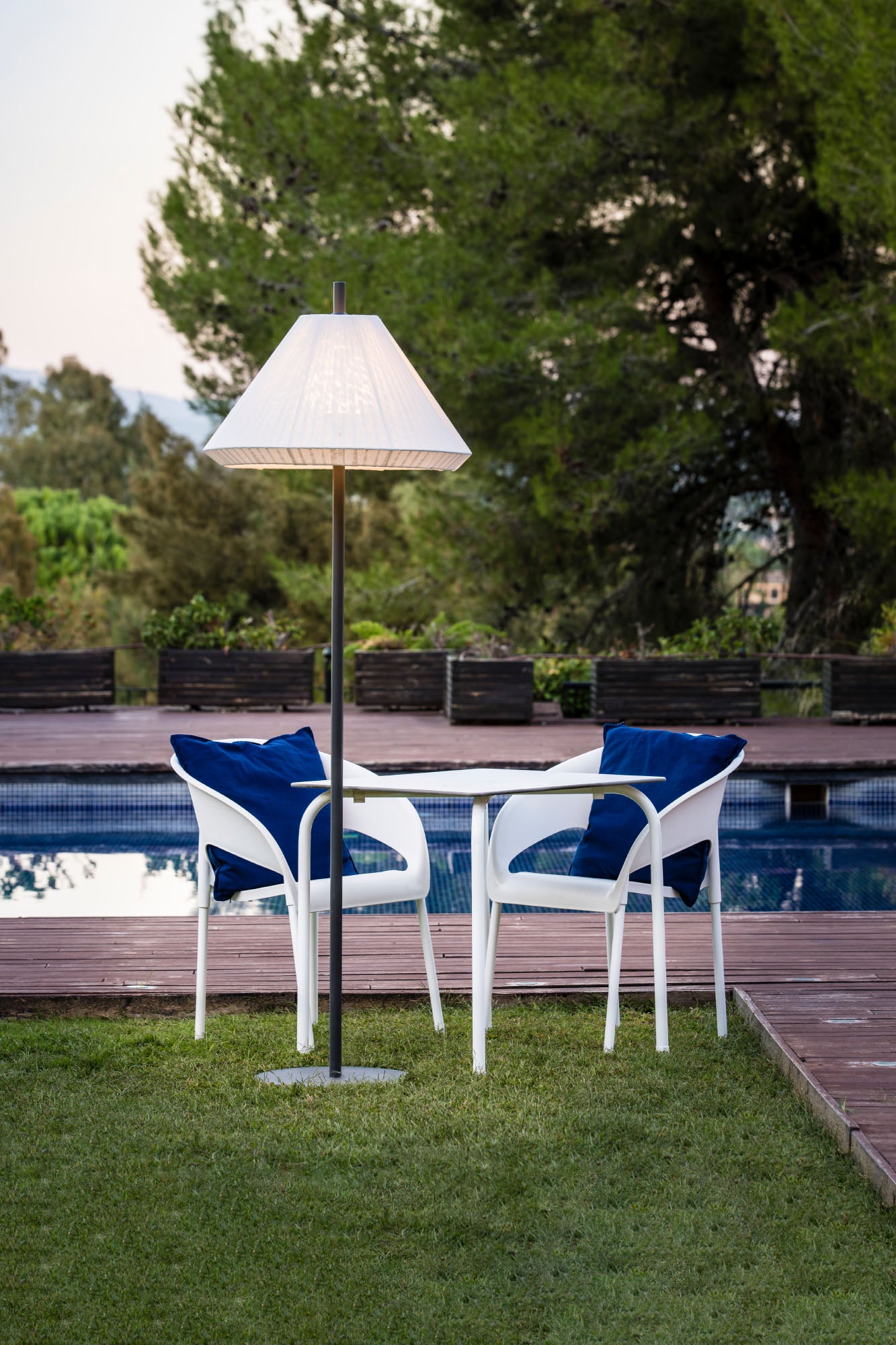 Lámpara de pie SAIGON OUT 1950 T70 Gris/Blanco Mate de FARO en ambiente exterior, diseño minimalista en aluminio y textilene para jardín o terraza, iluminación IP44 resistente al agua.