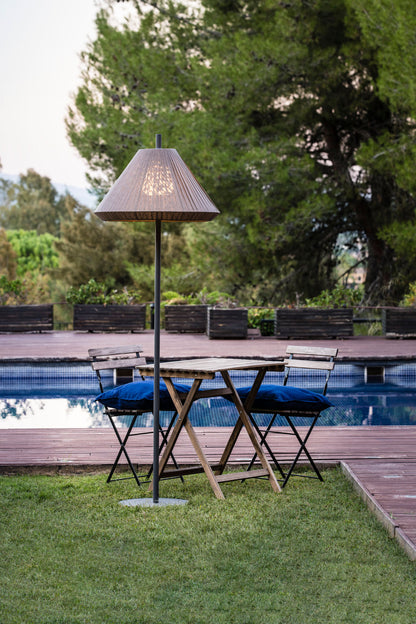 Lámpara de pie exterior SAIGON OUT 1950 T70 gris/marrón FARO 71569-06 en jardín minimalista de aluminio y textilene