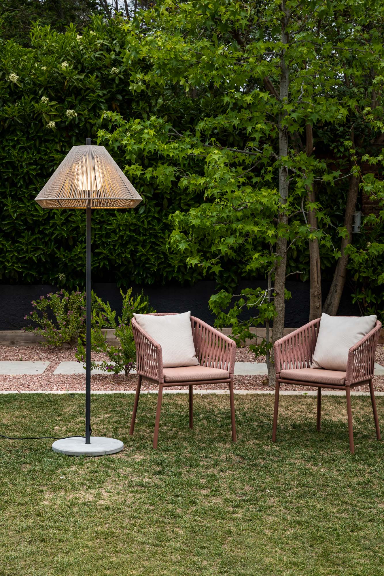 Lámpara de pie exterior SAIGON OUT 1950 C70 en gris y beige de FARO modelo 71569-09, diseño moderno en aluminio para iluminación de jardín y terraza al aire libre