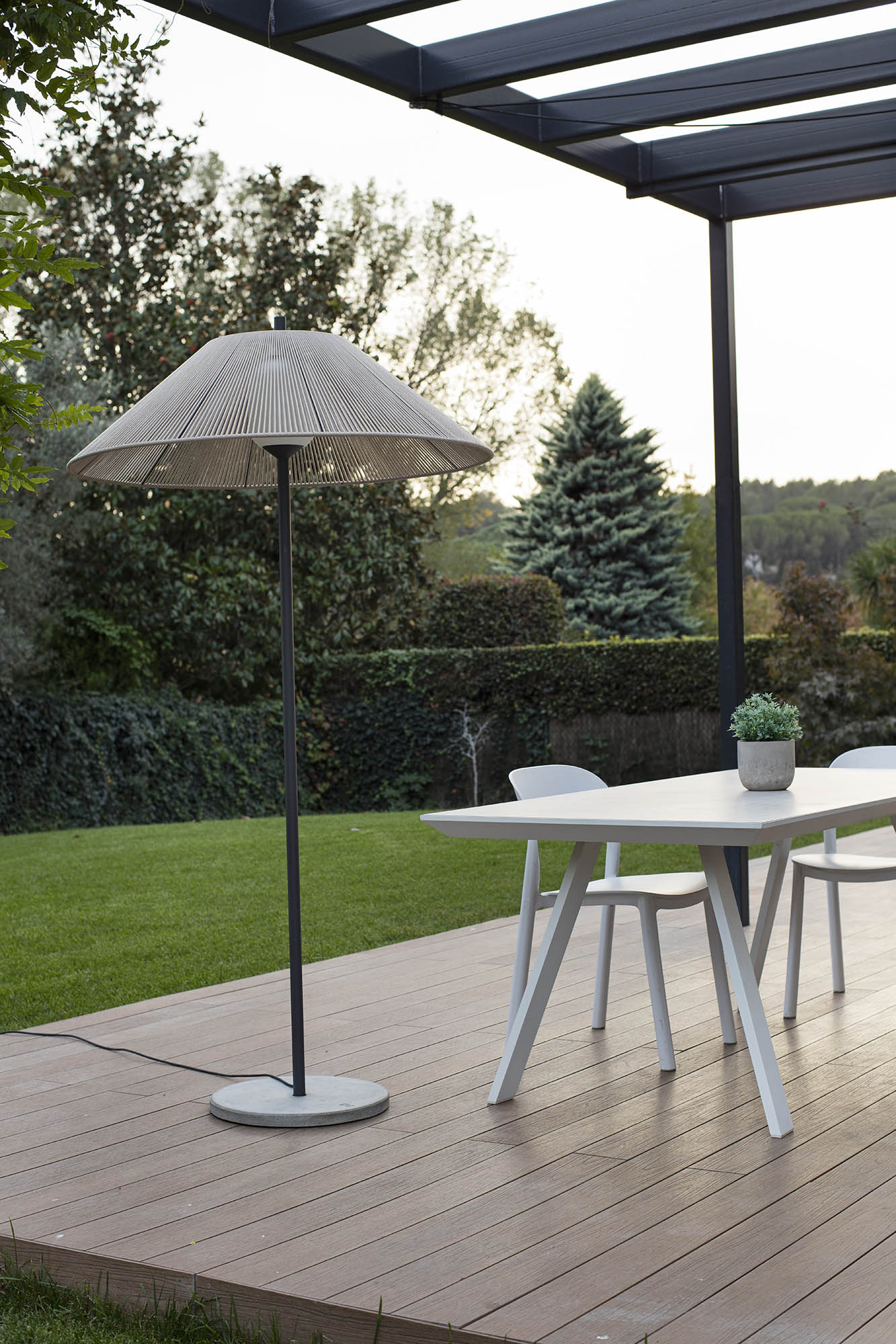 Lámpara de pie exterior SAIGON OUT C100 en gris beige de aluminio, diseño minimalista para jardín y terraza, luminaria de superficie FARO 71569-10 iluminando ambiente moderno al aire libre.