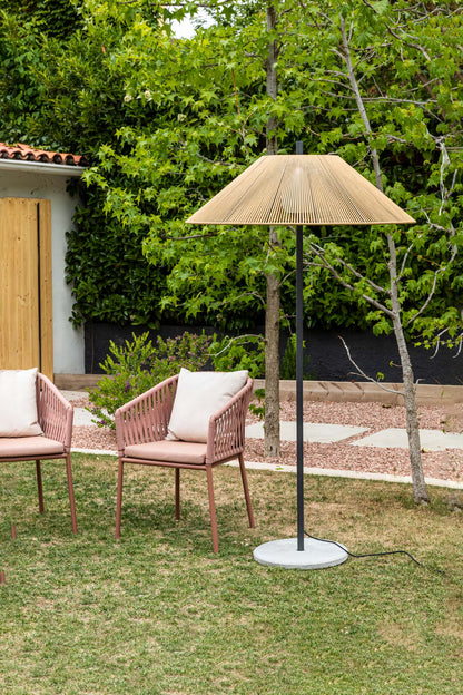 Lámpara de pie exterior SAIGON OUT ocre 2M C100 de FARO (71569-14) en jardín iluminado, diseño minimalista de aluminio para terraza e iluminación exterior