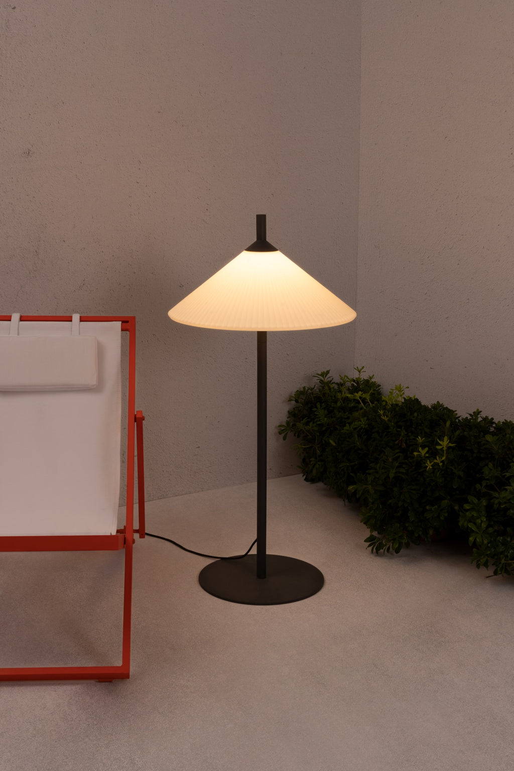 Lámpara de pie exterior SAIGON OUT 1150 R55 en gris oscuro y blanco mate de FARO (71575-01), instalada en jardín moderno con iluminación ambiental en aluminio para luminaria superficie diseño Nahtrang.