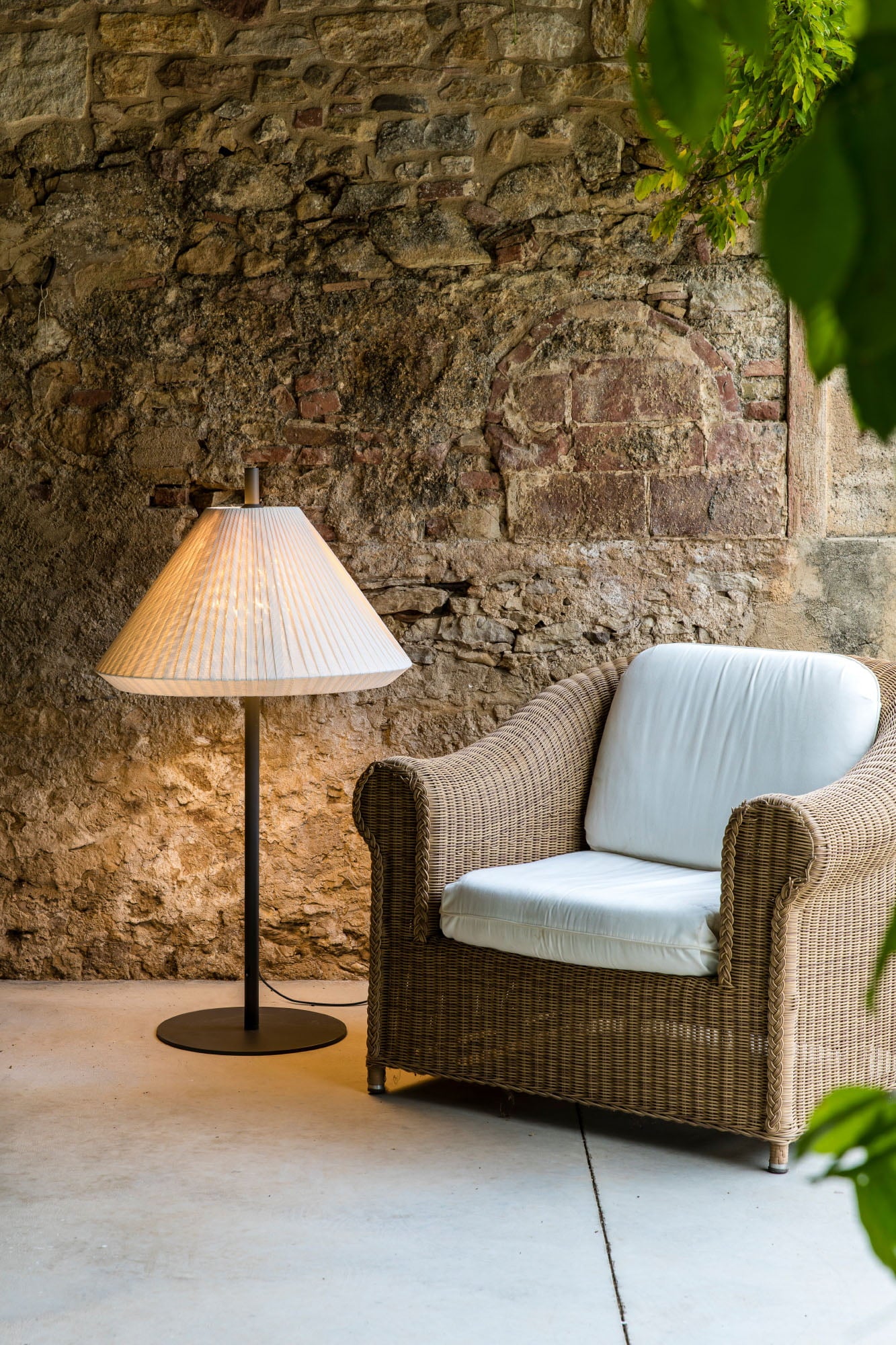 Lámpara de pie SAIGON OUT 1200 T70 gris/blanco mate exterior de FARO, en aluminio y textilene, iluminando jardín y terraza (71575-05)