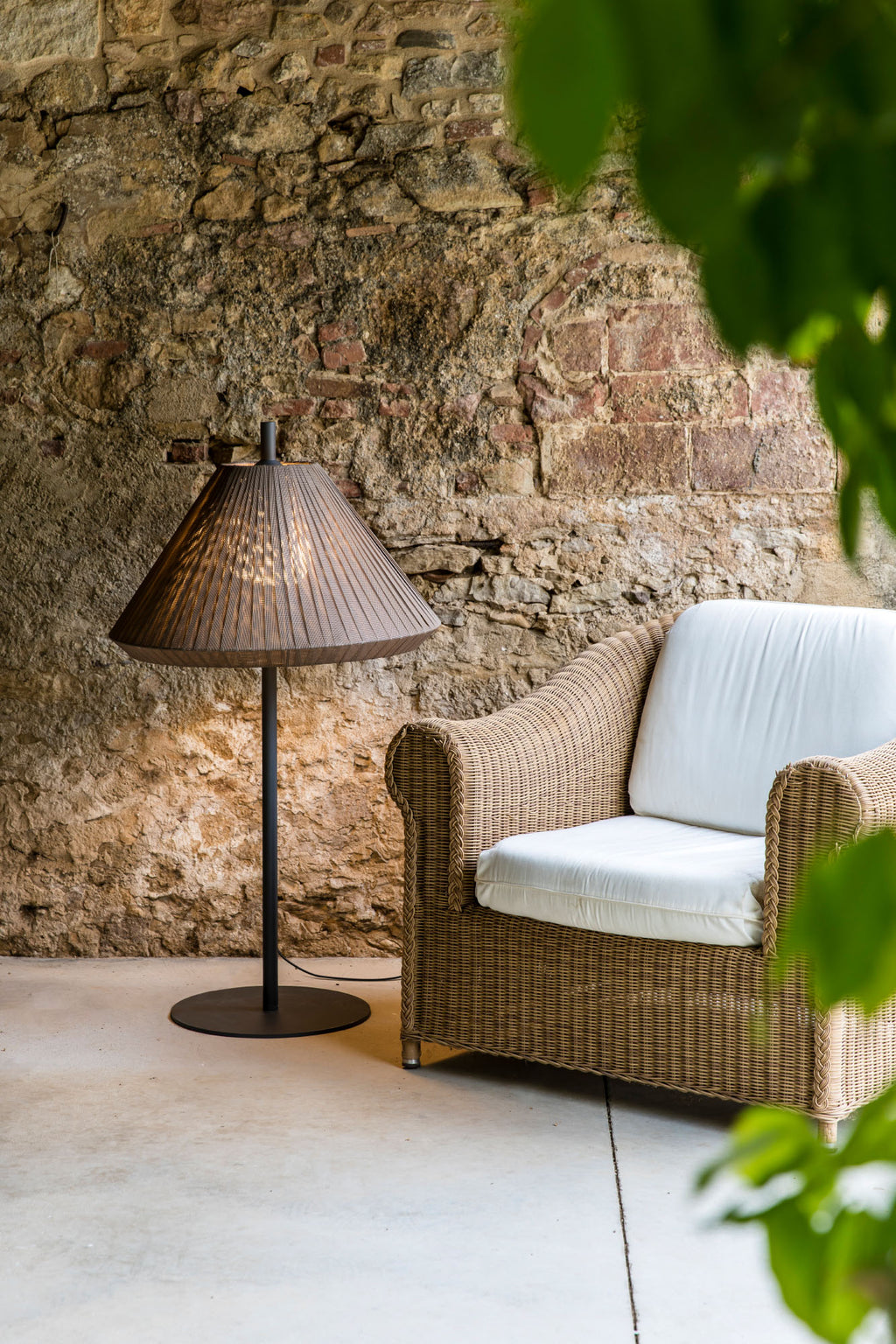 Lámpara de pie exterior SAIGON OUT 1200 T70 en gris y marrón, modelo FARO 71575-06, iluminando jardín o terraza con estructura de aluminio y textilene para iluminación exterior duradera