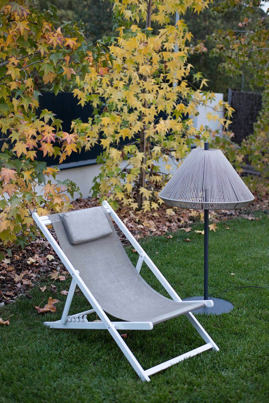 Lámpara de pie exterior SAIGON OUT 1200 C70 en gris beige de aluminio, diseño minimalista IP65 para iluminación de jardín, luminaria superficie FARO modelo 71575-09 en entorno natural moderno.