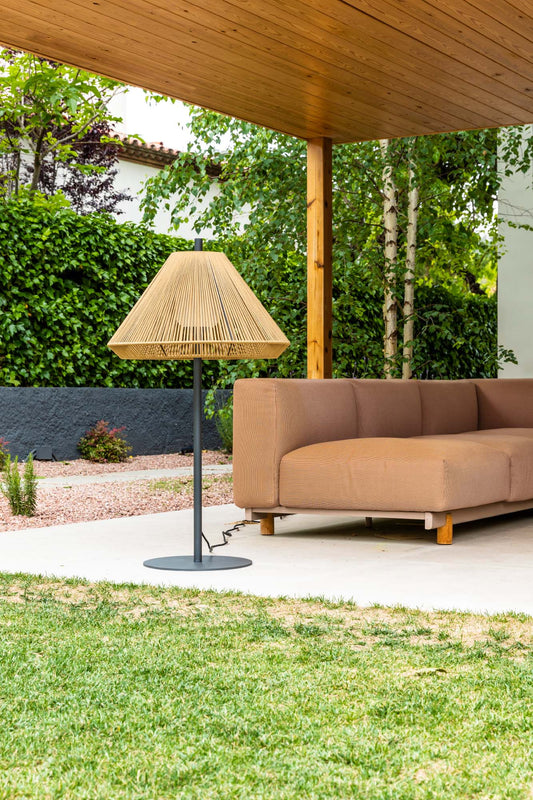 Lámpara de pie SAIGON OUT C70 en ocre para exterior, iluminando jardín y terraza con diseño minimalista en aluminio y poliéster IP65, modelo FARO 71575-13