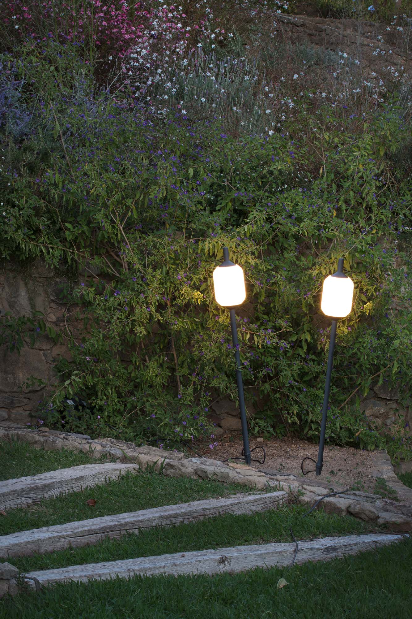 Lámpara estaca exterior SAIGON OUT 1370 R17 de FARO en gris oscuro y blanco mate, luminaria de suelo en aluminio para iluminación de jardín minimalista, modelo 71575P-03 en entorno natural