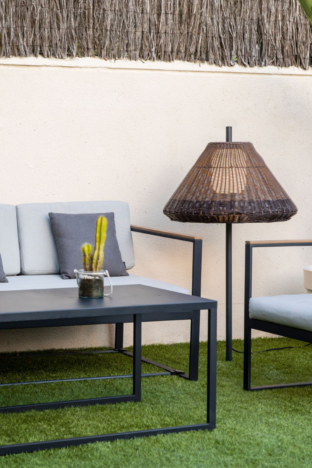 Estaca luminaria exterior SAIGON OUT Gris/Marrón 1M FARO 71575P-07 en jardín iluminado, lámpara de aluminio y mimbre sintético IP65 para terraza y iluminación exterior