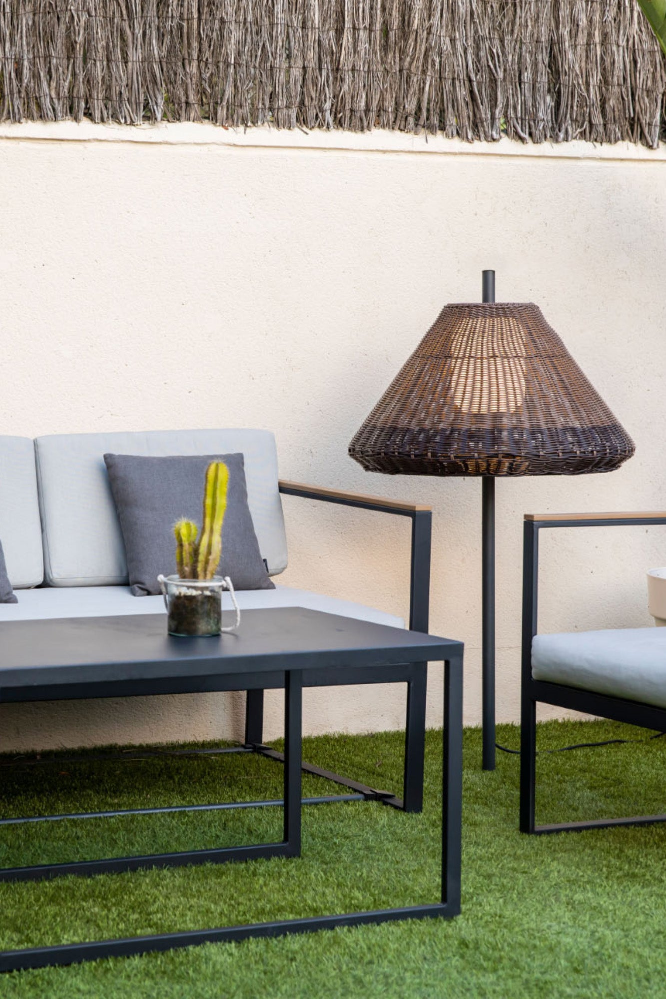 Estaca luminaria exterior SAIGON OUT Gris/Marrón 1M FARO 71575P-07 en jardín iluminado, lámpara de aluminio y mimbre sintético IP65 para terraza y iluminación exterior