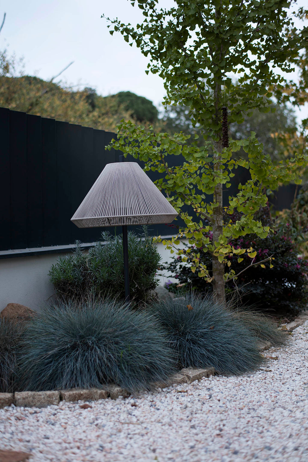 Estaca de jardín SAIGON OUT C70 en gris y beige de 1 metro, faro de aluminio para iluminación exterior minimalista en terraza o jardín, luminaria suelo 71575P-09