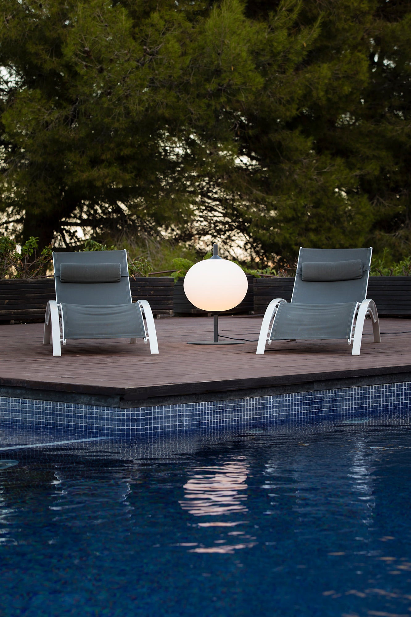 Lámpara de pie exterior SAIGON OUT 600 R45 gris oscuro y blanco mate de FARO (71576-04) en diseño minimalista de aluminio, ambientada en jardín iluminado para luminaria superficie exterior.