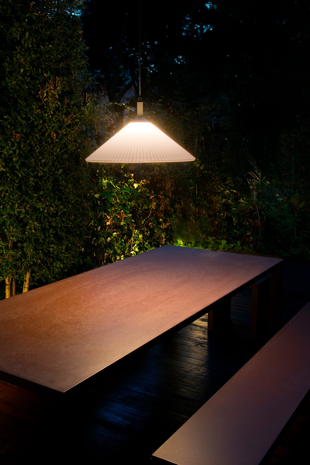 Lámpara colgante exterior SAIGON OUT R55 gris/blanco mate de FARO en jardín iluminado, diseño Nahtrang IP44 aluminio