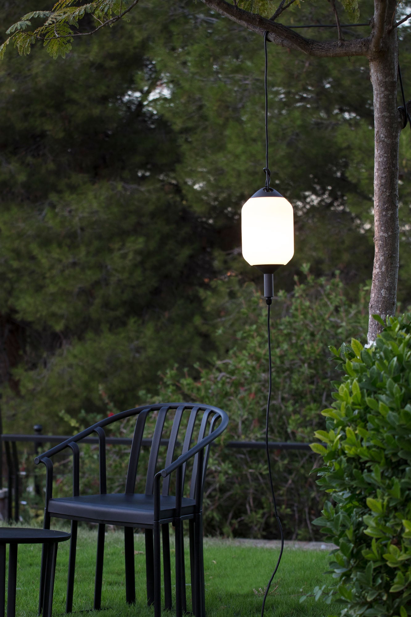 Lámpara colgante exterior SAIGON OUT R17 Gris/Blanco de FARO (71579C-03) en ambiente de jardín o terraza minimalista, diseño en aluminio gris oscuro y blanco mate, resistente IP44