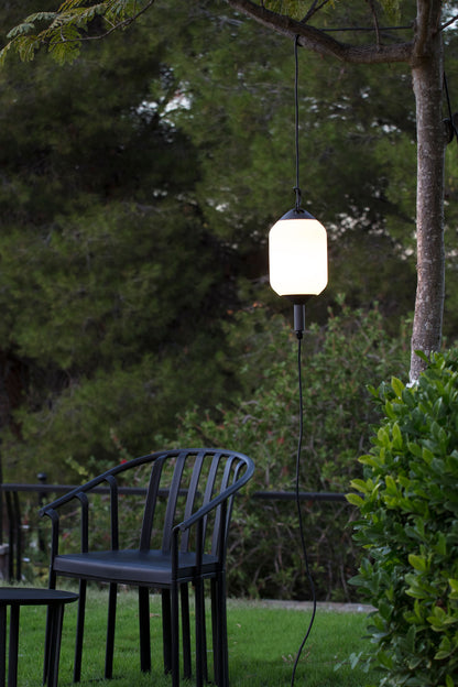 Lámpara colgante exterior SAIGON OUT R17 Gris/Blanco de FARO (71579C-03) en ambiente de jardín o terraza minimalista, diseño en aluminio gris oscuro y blanco mate, resistente IP44