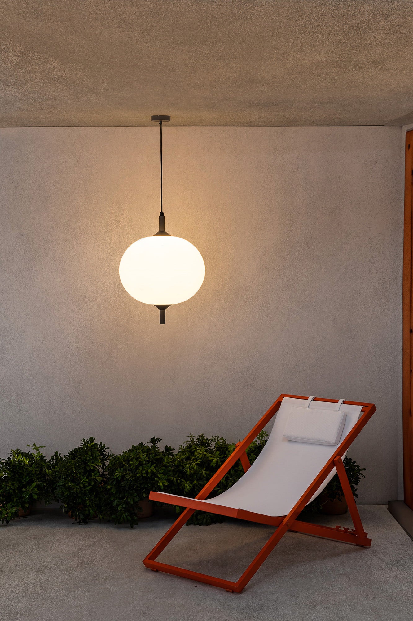 Lámpara colgante exterior SAIGON OUT R45 Gris oscuro/Blanco mate de FARO 71579C-04, en aluminio minimalista IP44, iluminando jardín o terraza con diseño moderno.