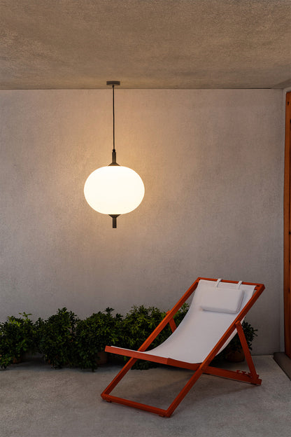 Lámpara colgante exterior SAIGON OUT R45 Gris oscuro/Blanco mate de FARO 71579C-04, en aluminio minimalista IP44, iluminando jardín o terraza con diseño moderno.