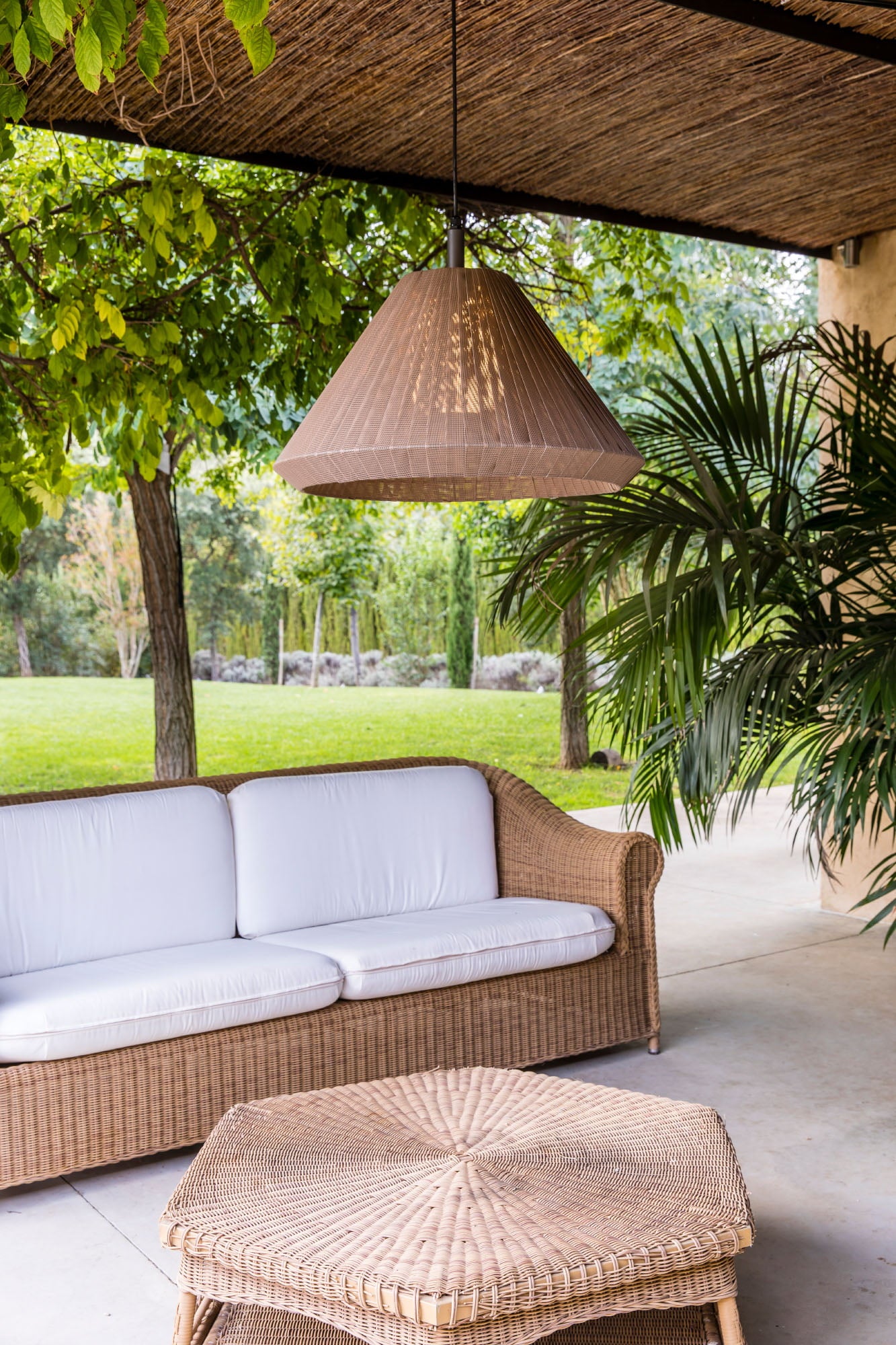 Lámpara colgante exterior SAIGON OUT Gris/Marrón de FARO (71579C-06) en ambiente de jardín, diseño minimalista con aluminio y textilene IP44 para iluminación exterior duradera.