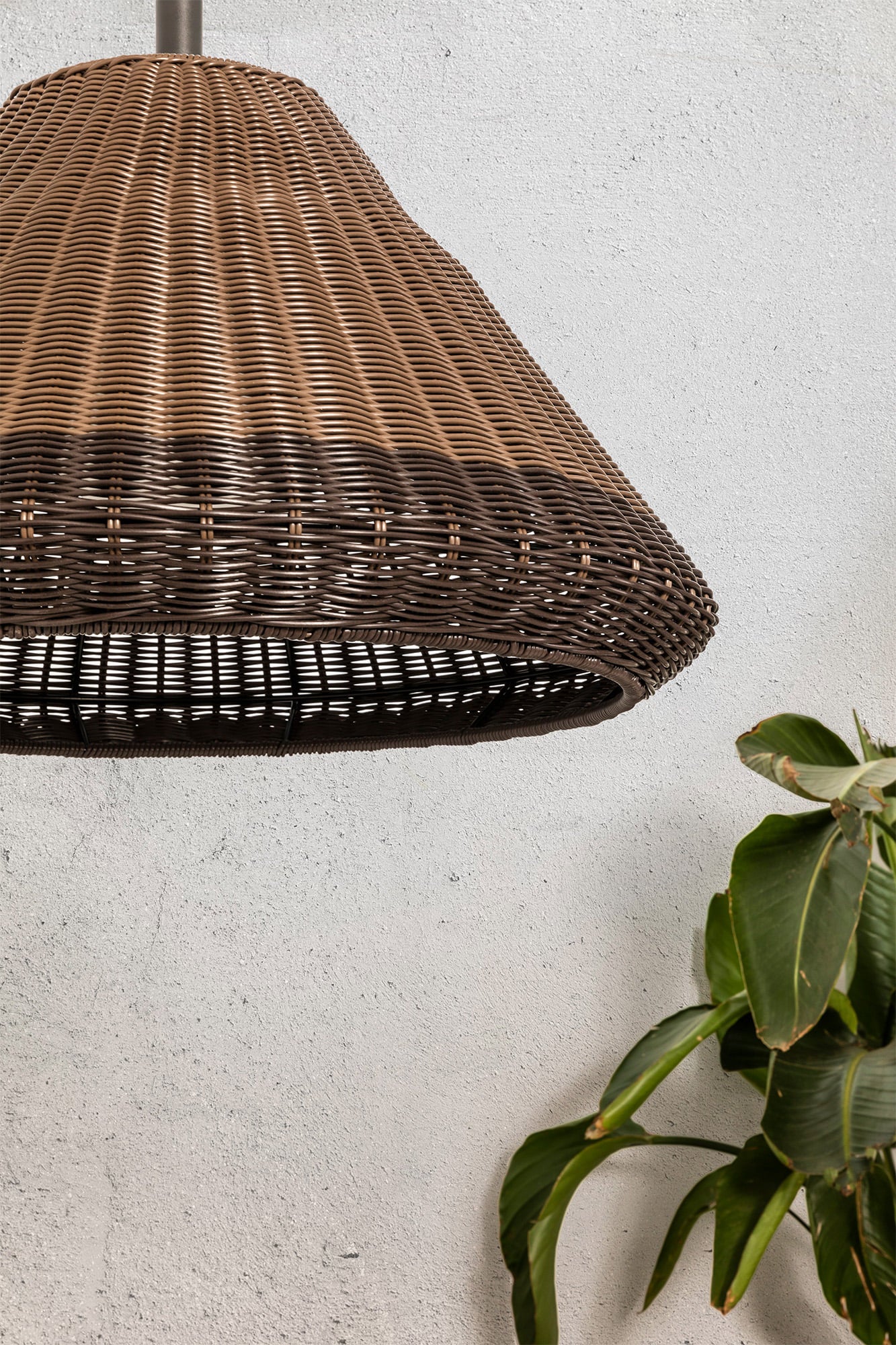 Lámpara colgante exterior SAIGON OUT en gris y marrón de FARO (71579C-07), diseño Nahtrang con aluminio y mimbre sintético, iluminando ambiente de jardín nocturno para luminaria de suspensión ideal para terrazas y patios.