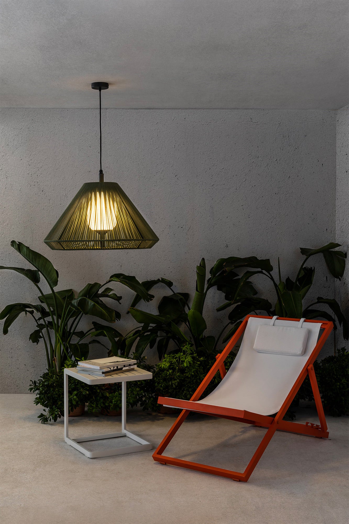 Lámpara colgante SAIGON OUT C70 en verde oliva de FARO (71579C-11), instalada en entorno exterior con suspensión de techo en aluminio IP44, iluminando jardín o terraza al aire libre.